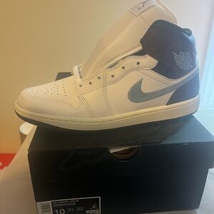 Jordan 1 Mid SE - White and Light Blue